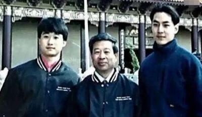 功夫明星80年代生活照，吴京锅盖头，洪金宝******头，李连杰更潮